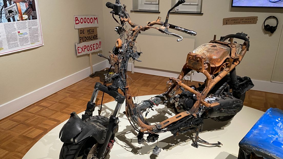 Een uitgebrande scooter in het Rijksmuseum Twenthe.
