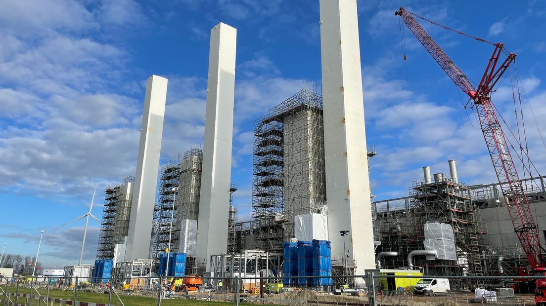 De stikstoffabriek bij Zuidbroek in aanbouw