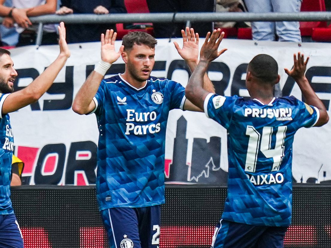 Santiago Gimenez is het middelpunt van de aandacht na zijn doelpunt voor Feyenoord tegen FC Utrecht