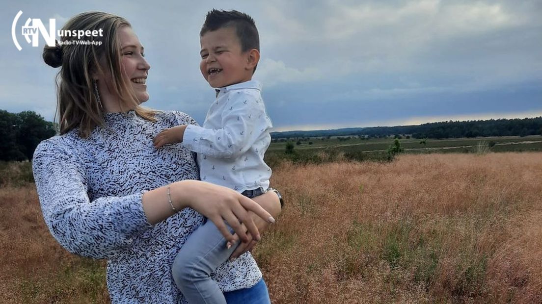 Marlinde en haar zoontje Vinz.