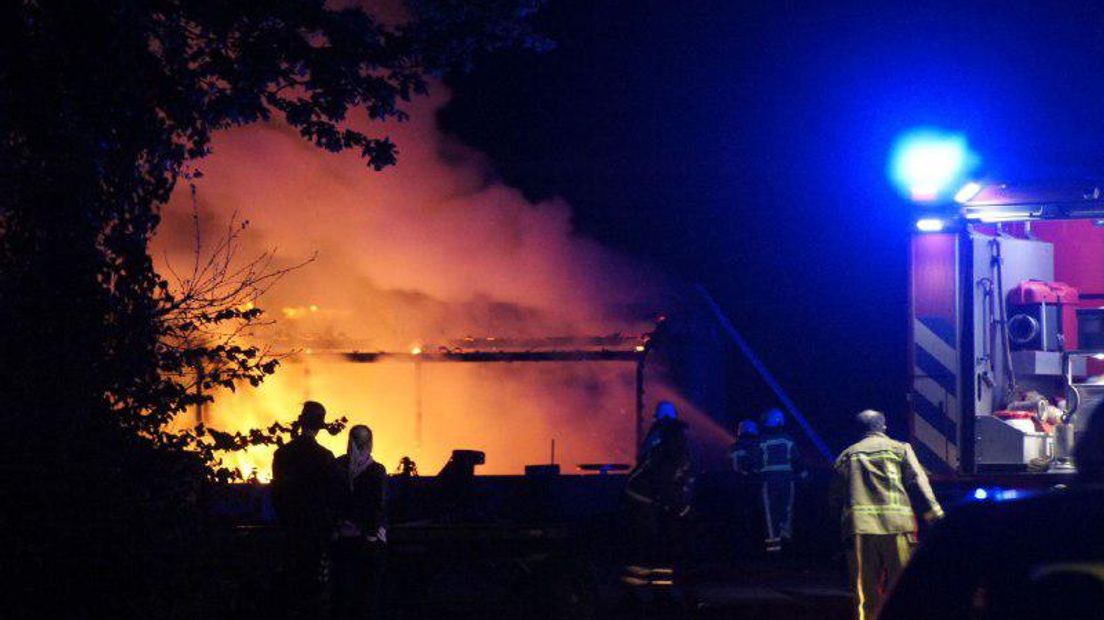 De brandweer kon de schuur niet meer redden (Rechten: Herman van Oost)