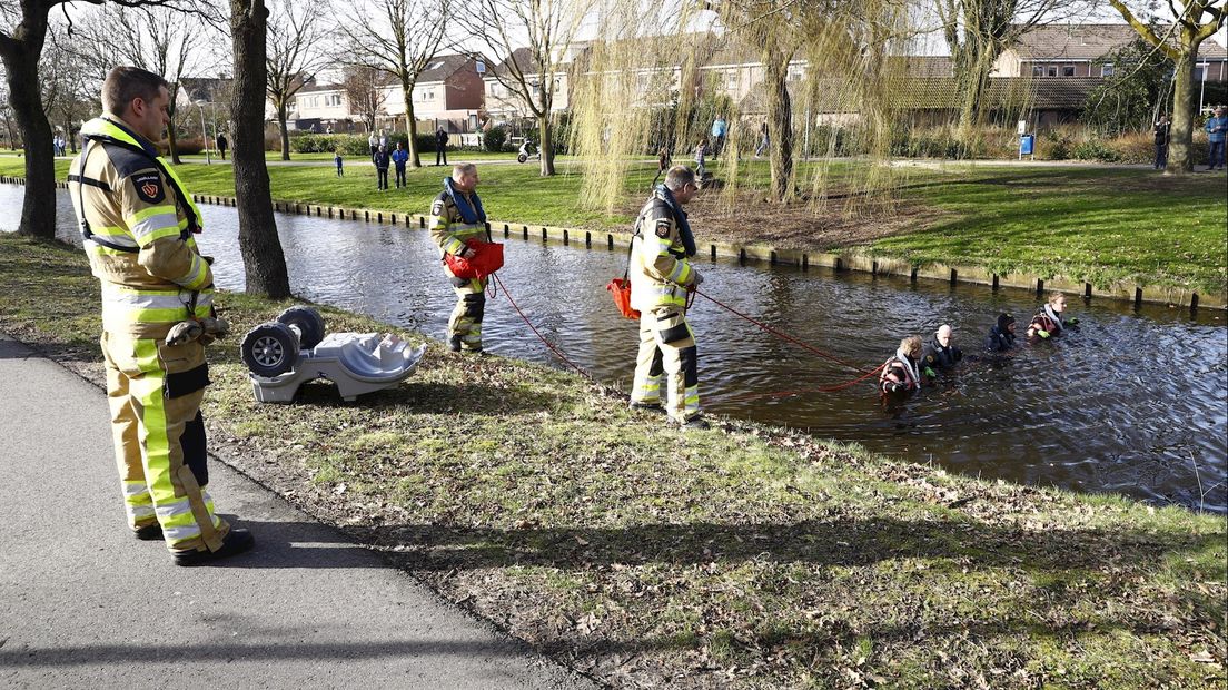 Brandweer dregt in Kamper sloot vanwege achtergelaten speelgoed aan de waterkant