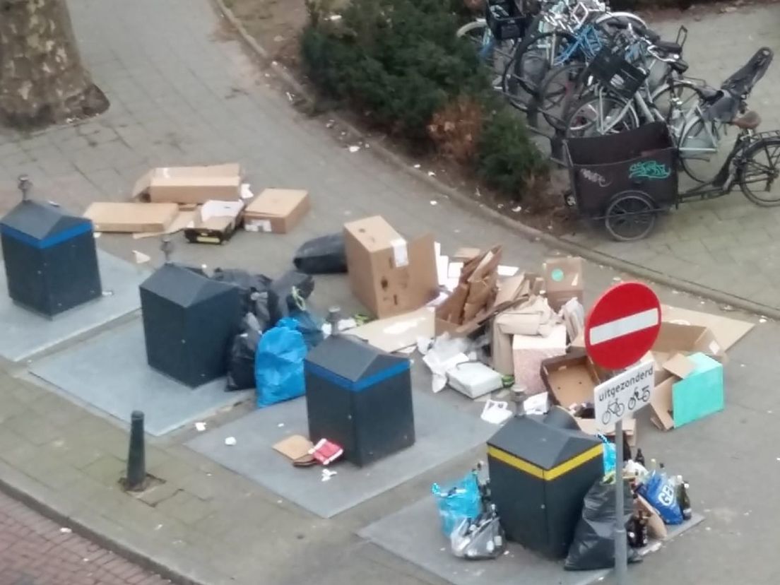 Afval naast de container in Rotterdam-Blijdorp