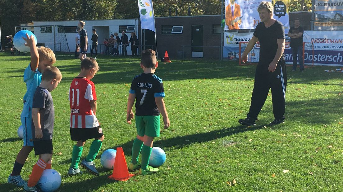 Wim Kieft traint de ruim honderd kinderen die meedoen aan de driedaagse voetbalschool van NOAD'67