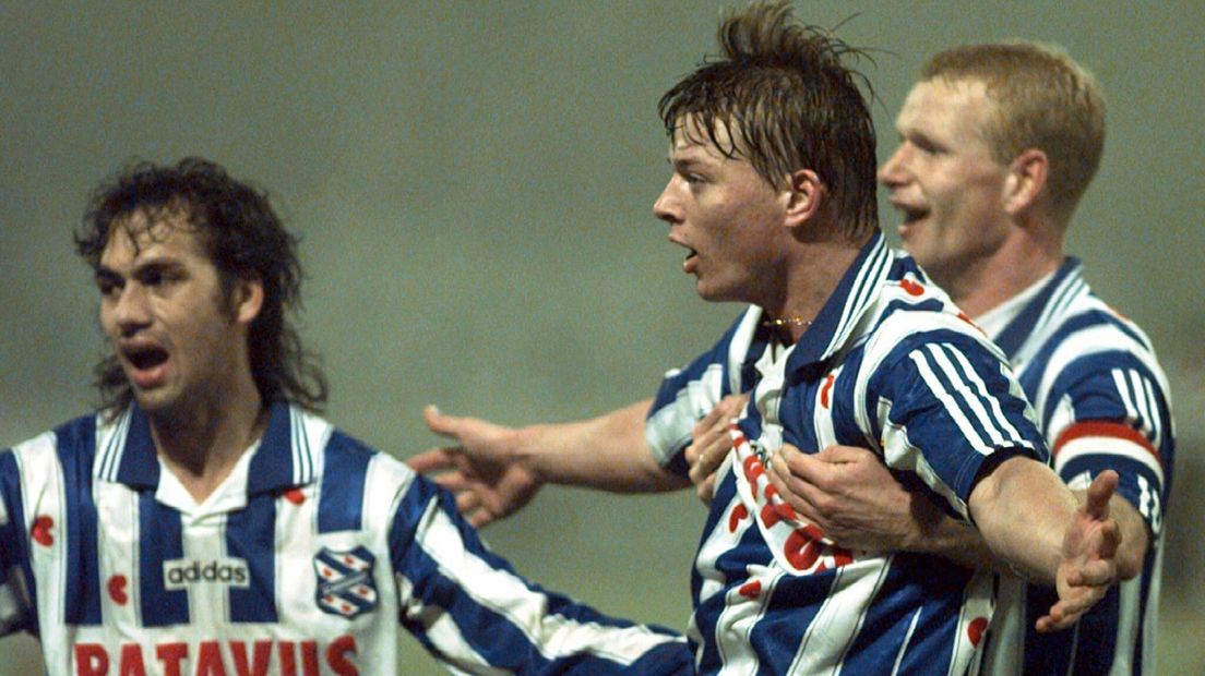 Maart 1997, Hearrenfean-Feyenoord: Jon Dahl Tomasson fiert in goal, mei links Jeffrey Talan en rjochts Johan Hansma