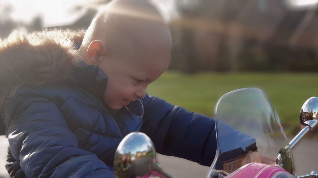 Eva rijdt maar wat graag op haar roze scooter (Rechten: RTV Drenthe/Dylan de Lange)