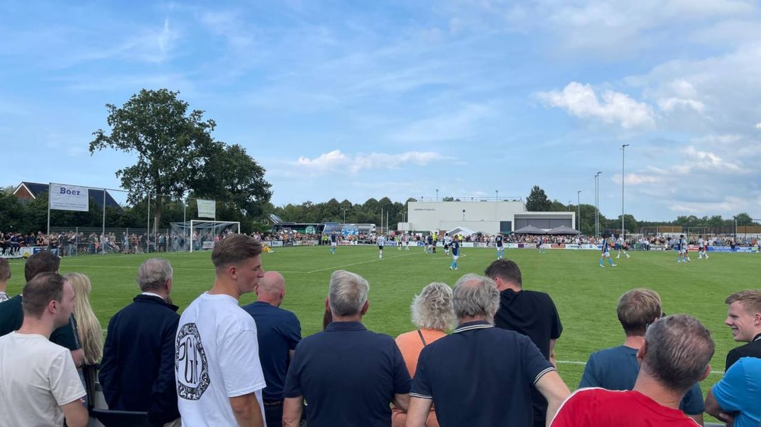 Publiek langs de kant op het sportpark van VV Middelstum