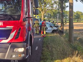 Auto botst tegen boom in Linde, inzittenden gewond