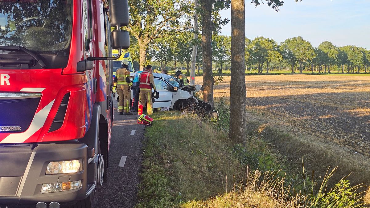 Twee inzittenden bekneld na botsing tegen boom in Linde