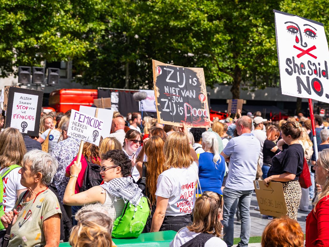 Honderden mensen bij de protestmars tegen femicide