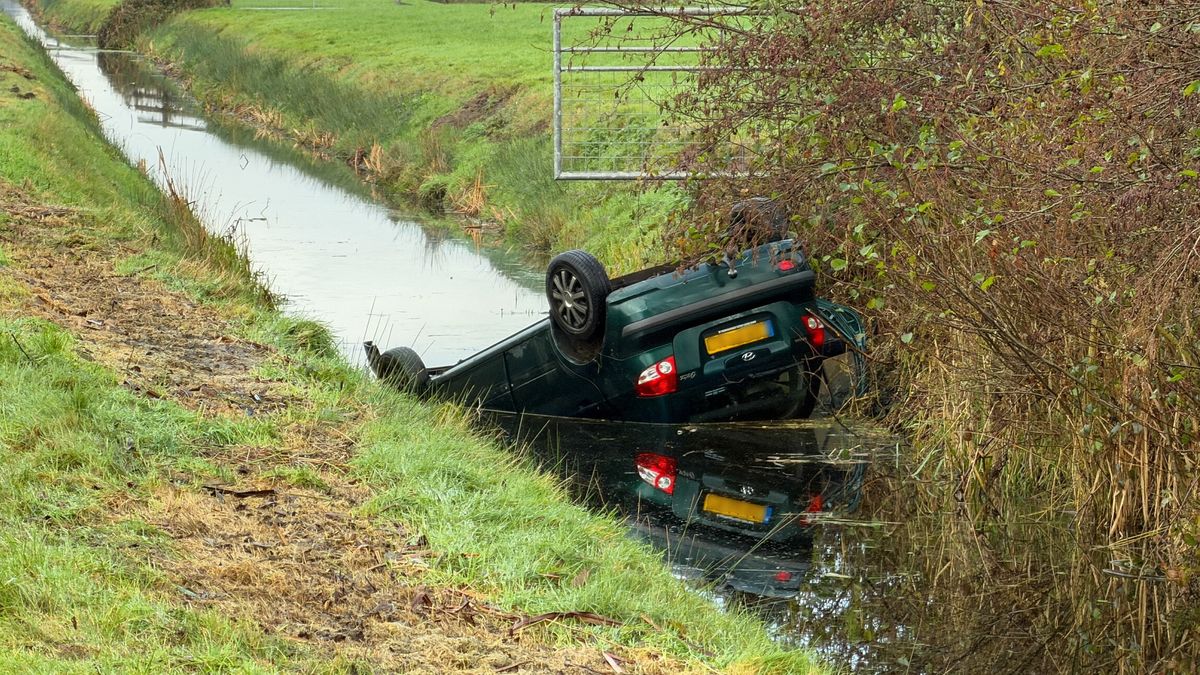 Ongeluk met meerdere auto's op N31 bij Nijega | Code geel voor dichte mist voorbij