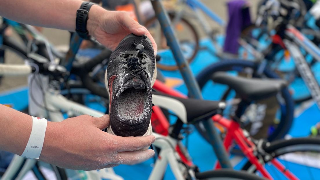 Zoals het een echte triatleet betaamt, heeft (oké, de vader van) Casijn zijn schoenen gevuld met kalkpoeder. "Tegen het schuren bij natte voeten."