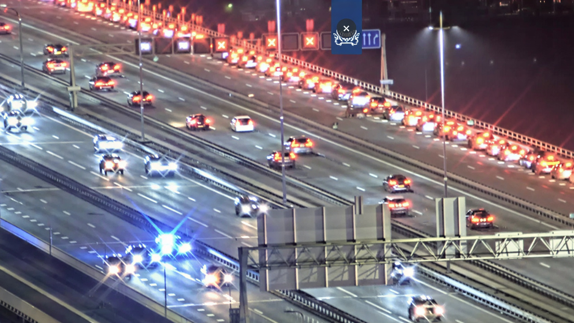 De parallelrijbaan van de A16 was ruim een uur afgesloten in zuidelijke richting vanwege het ongeluk.