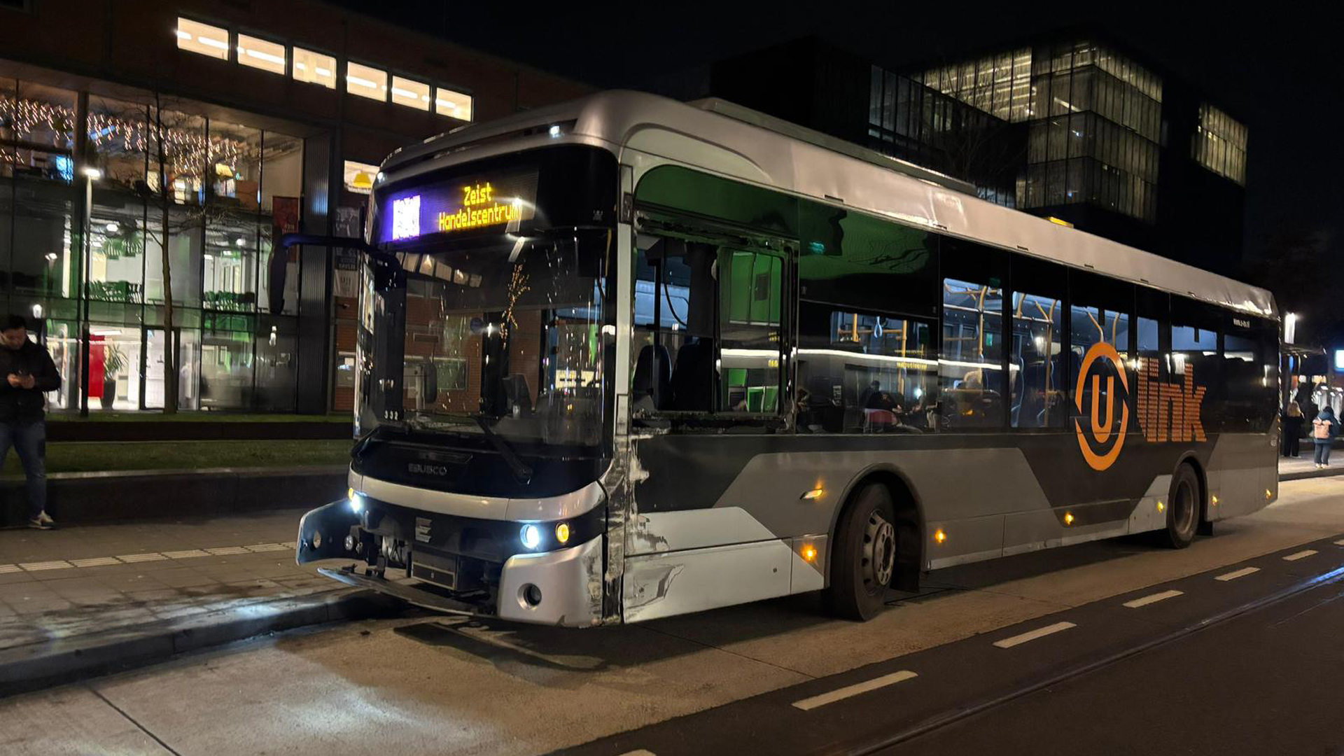 Bussen botsen op Uithof in Utrecht, trams staan stil