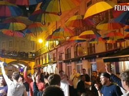 Zingende supporters in Rua Nova Do Carvalho (Pink Street) Via @Feijenoord12 op X