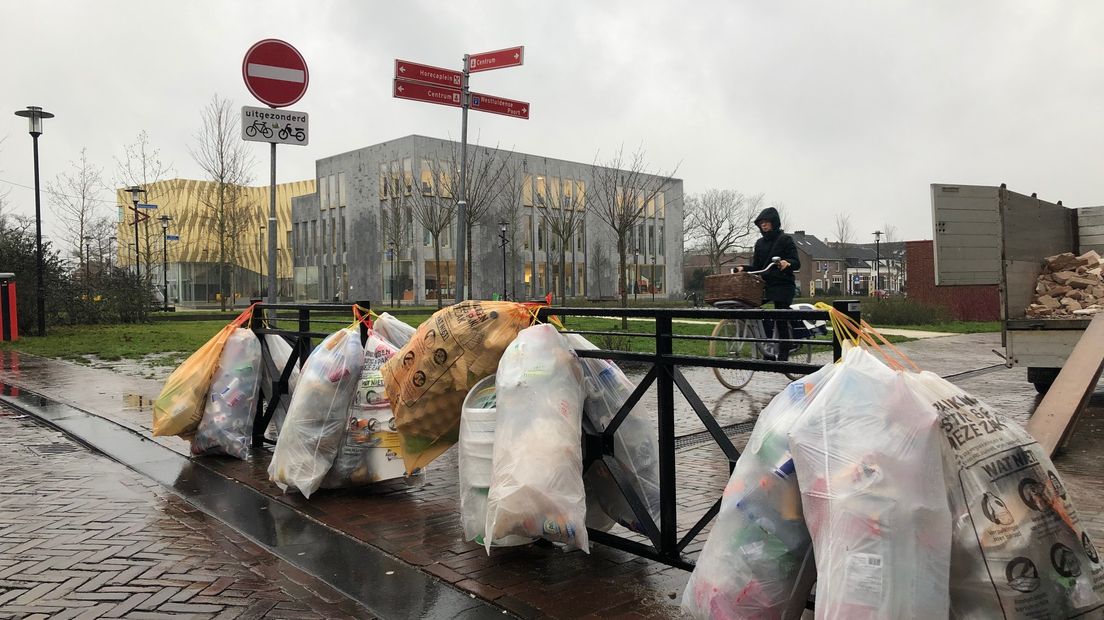 Een enkeling weet de containers nog niet te vinden.