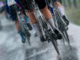 In Beeld: In weer en wind trappen renners van Eneco Tour door Drenthe