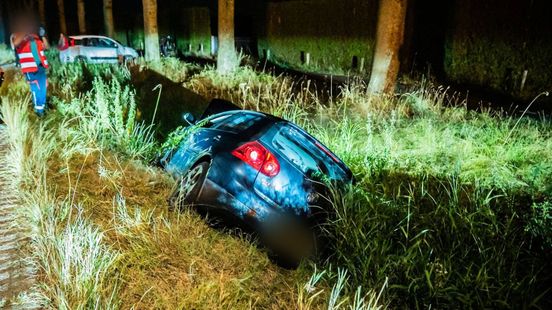 Auto in de sloot • coniferen in brand