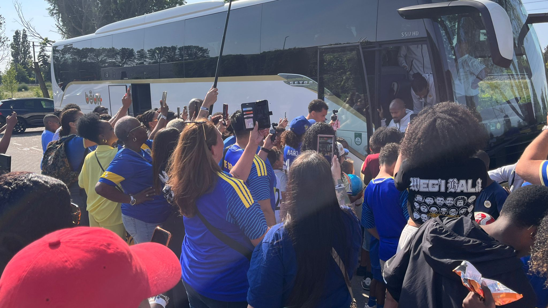 Bij het uitstappen uit de bus werden de Curaçaose spelers meteen omringd.