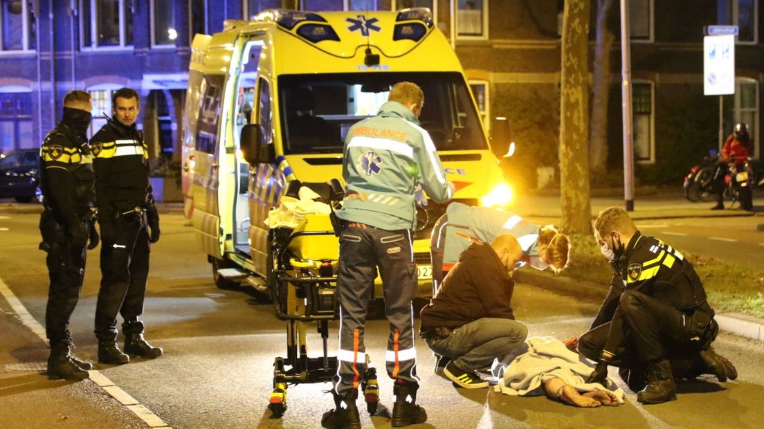 Er ligt een gewonde op straat in Delft