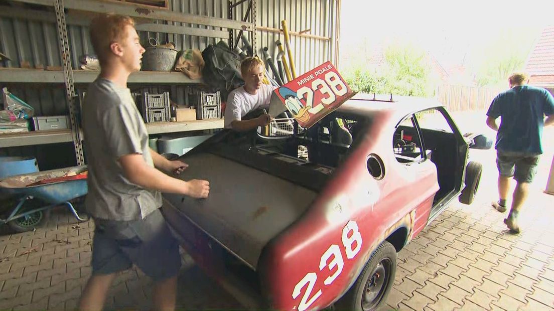 Martijn maakt zijn auto startklaar voor de rodeo