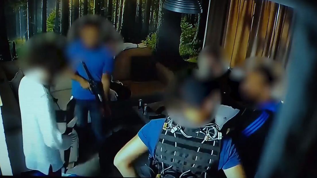 De verdachten testen wapens en een bomvest.
