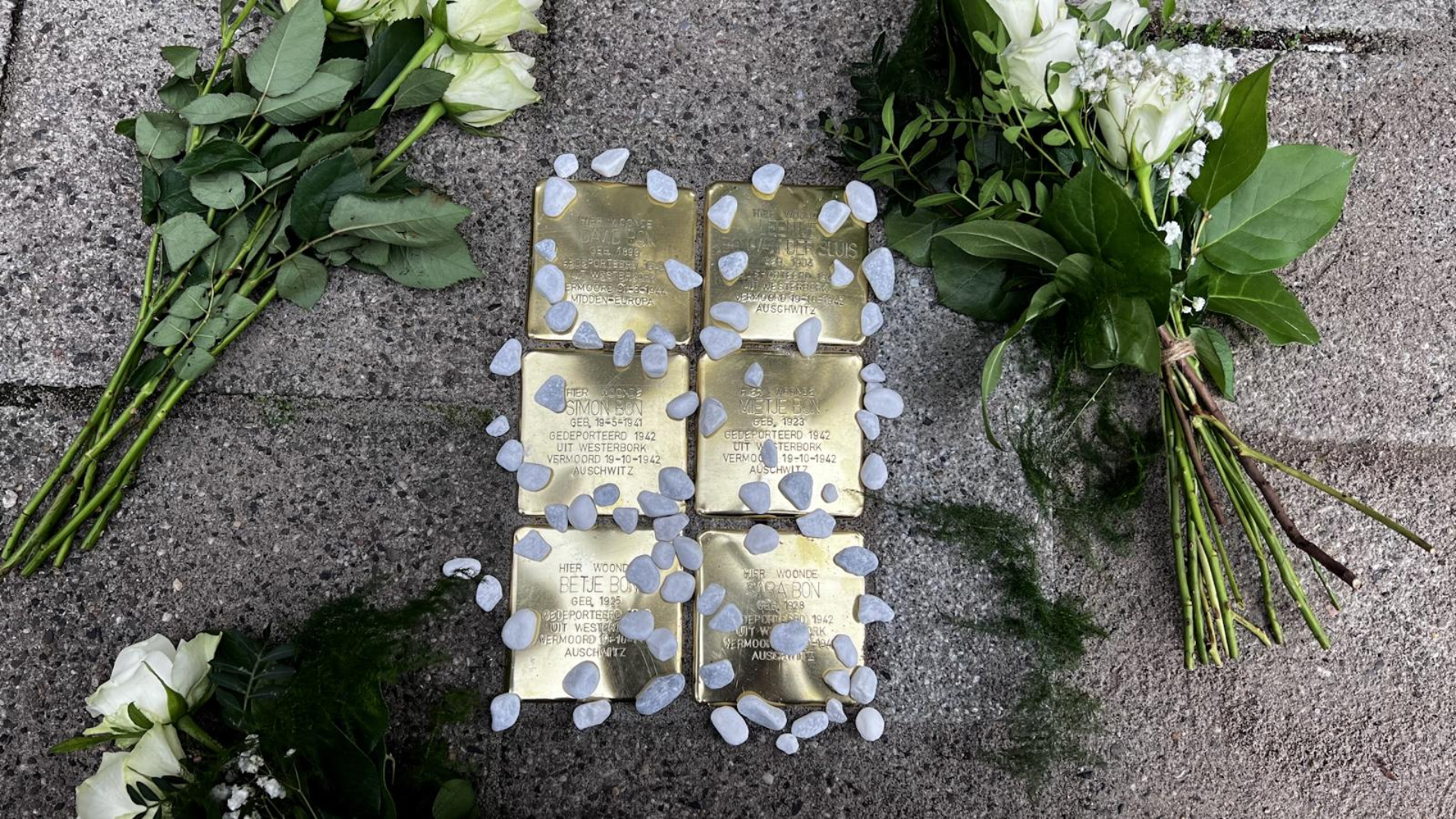 Na het plaatsen van de zes Stolpersteine aan de Erasmusstraat werden bloemen neergelegd