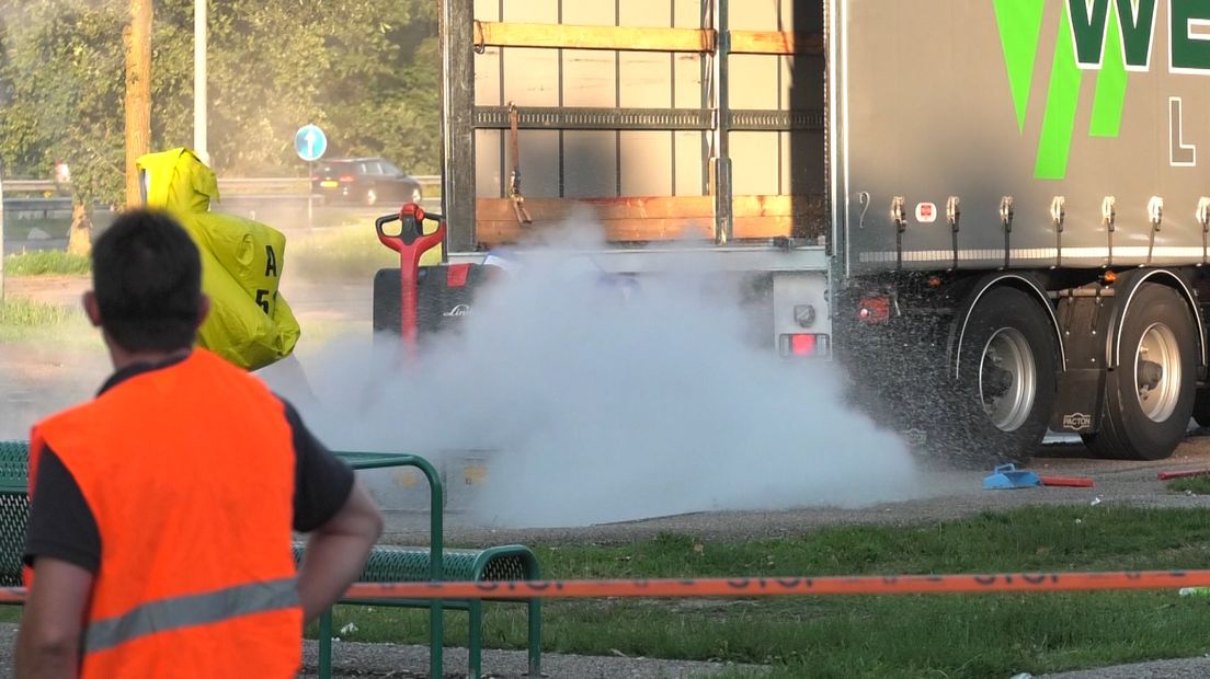 Op parkeerplaats De Schaars langs de A12 bij Arnhem is de brandweer woensdagochtend druk geweest met een vrachtwagen met vaten met waterstofperoxide erin.