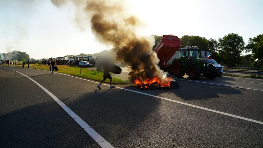 De weg wordt geblokkeerd en er is brand op de A1 ter hoogte van Stroe.