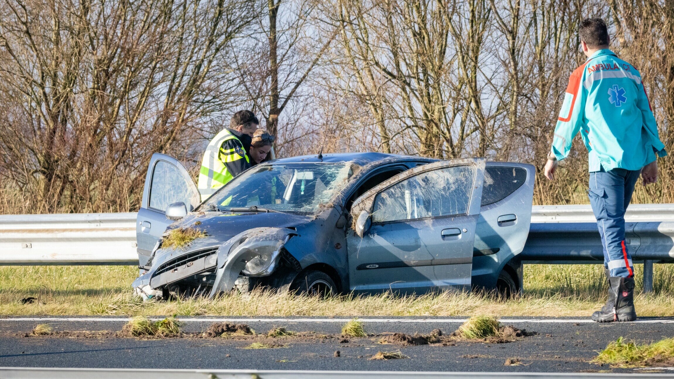 De auto is zwaar beschadigd