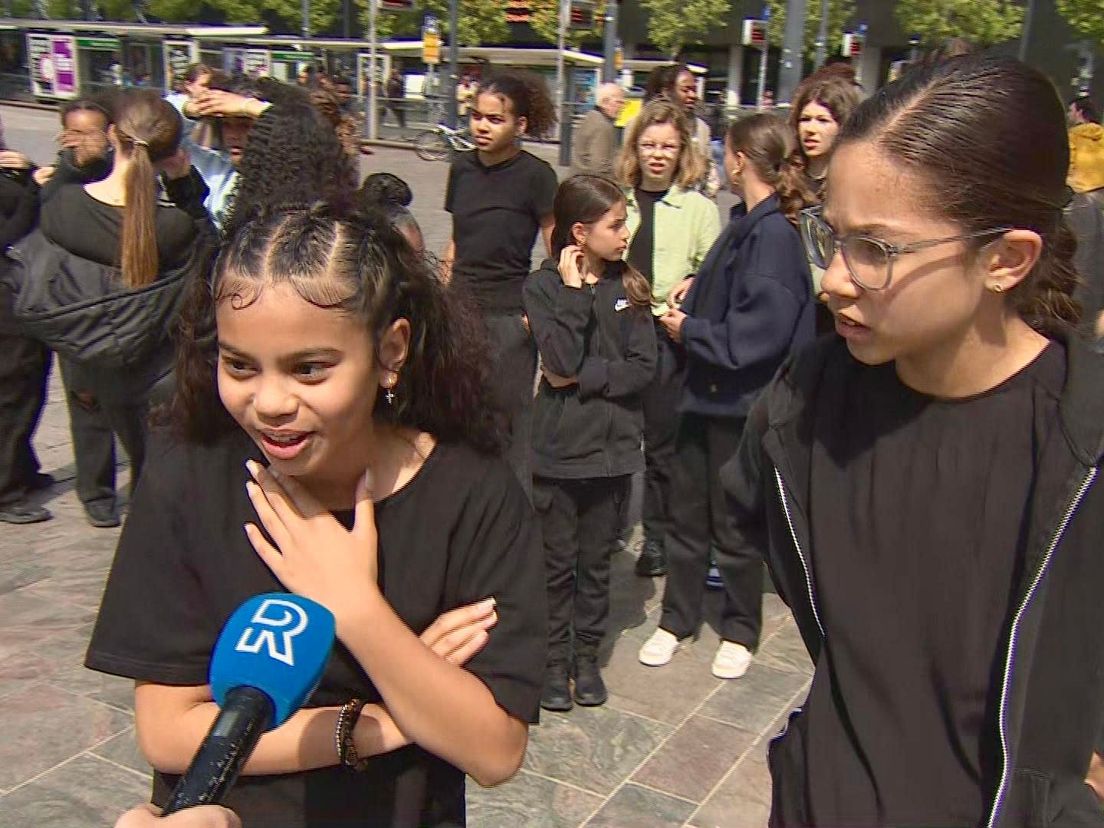 Deze meiden deden mee met de dans bij de opening van het beeld