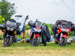 Kranslegging, taptoe en een lezing, maar vooral ook gezelligheid op TT-camping De Veteraan