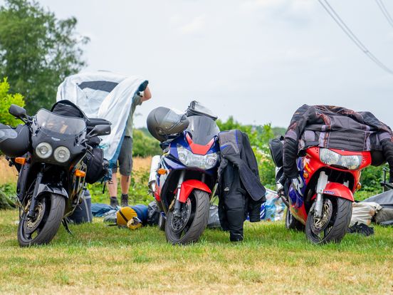 Kranslegging, taptoe en een lezing, maar vooral ook gezelligheid op TT-camping De Veteraan
