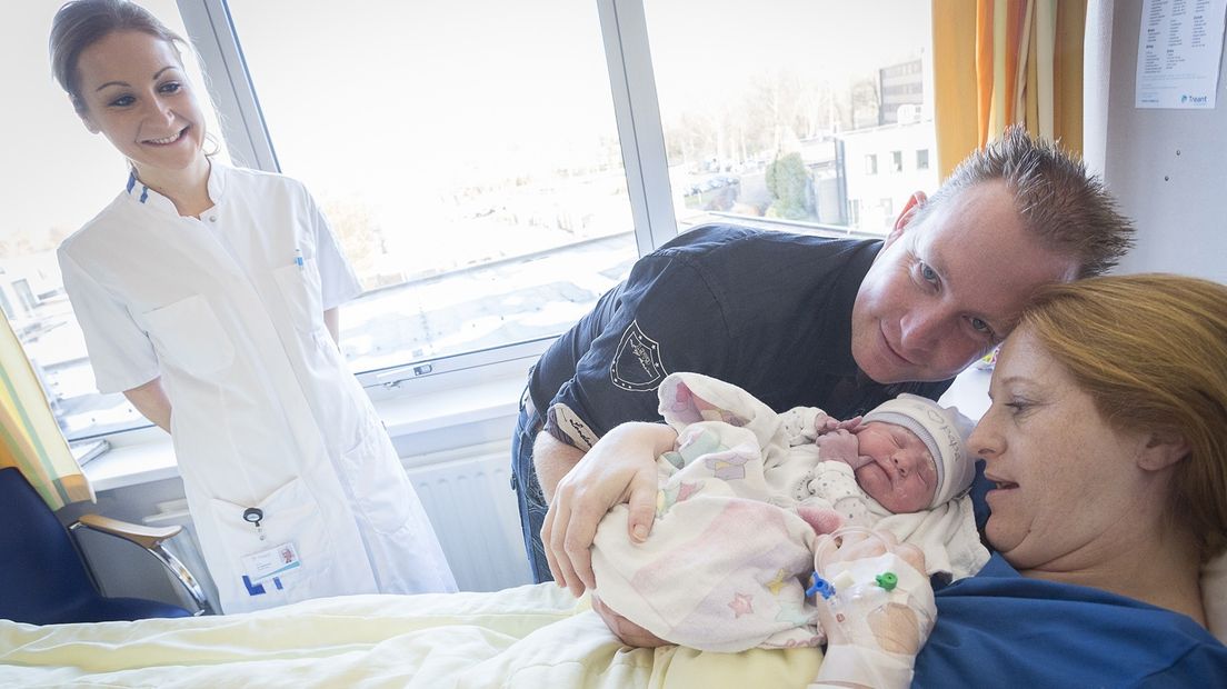 Jaylin met een gelukkige vader en moeder en gynaecoloog.