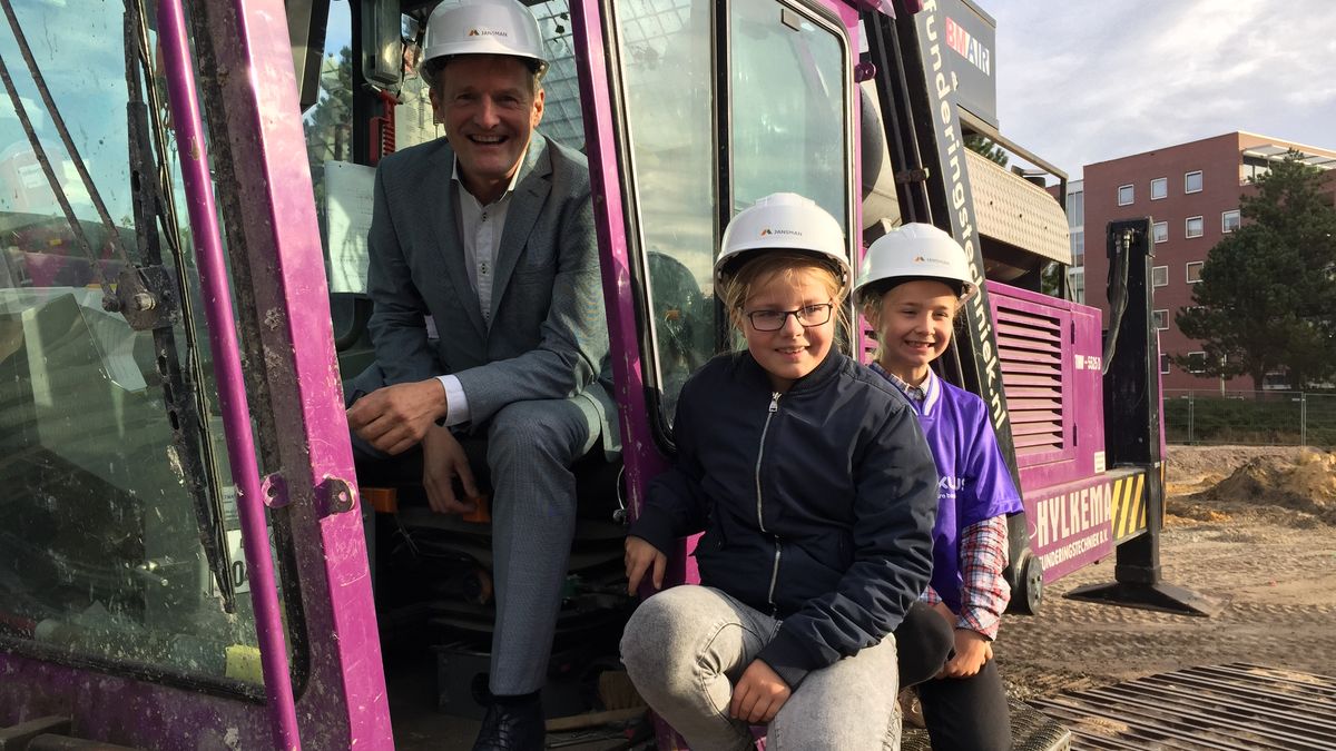 Eerste schop kindcentrum Emmerhout de grond in: 'Letterlijk en figuurlijk een mijlpaal'