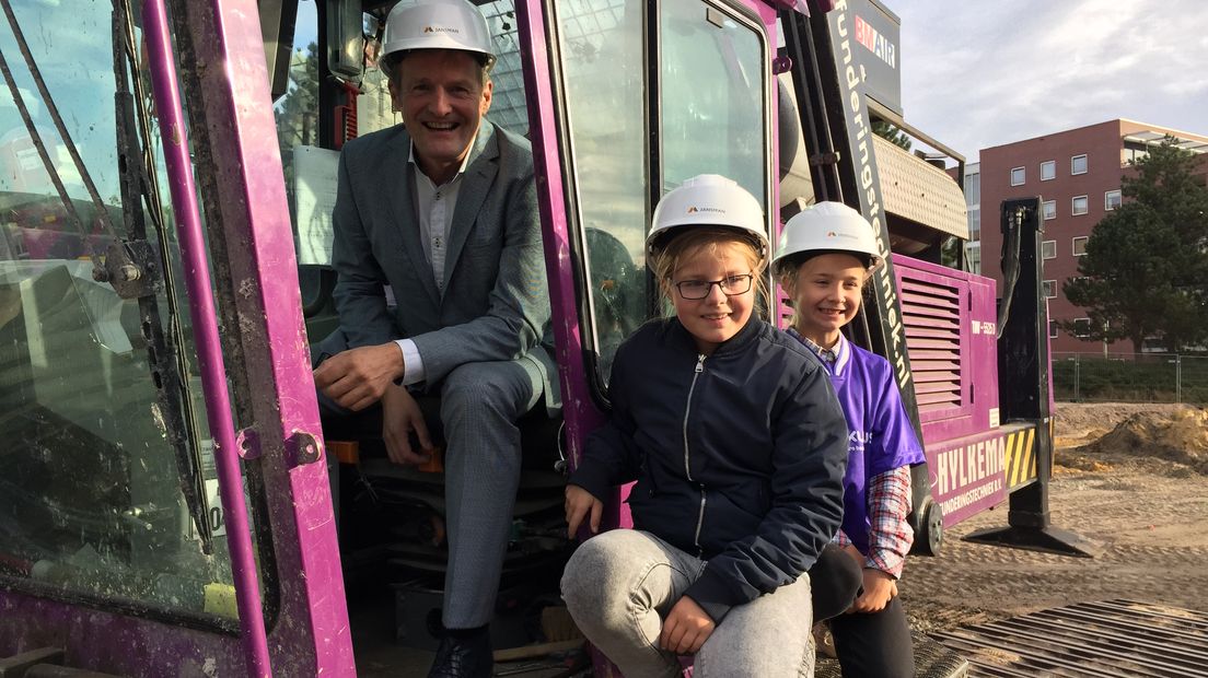 Wethouder Bouke Durk Wilms start de bouw met twee leerlingen (Rechten: RTV Drenthe / Ronald Oostingh)