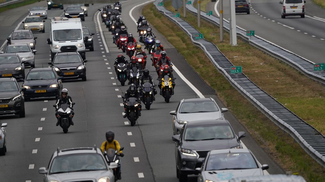 Motorrijders op weg naar huis na TT Assen