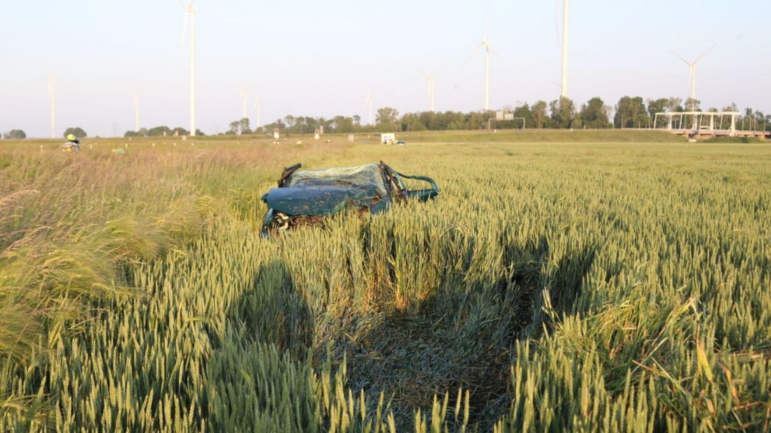 De auto belandde in het weiland
