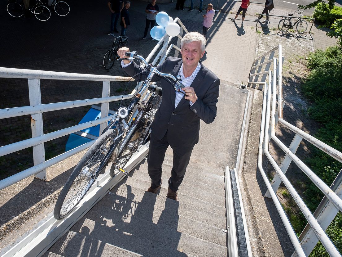 Wethouder Timm test de kersverse fietslift