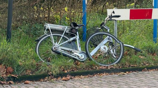 Fietser met spoed naar het ziekenhuis na aanrijding met vrachtwagen