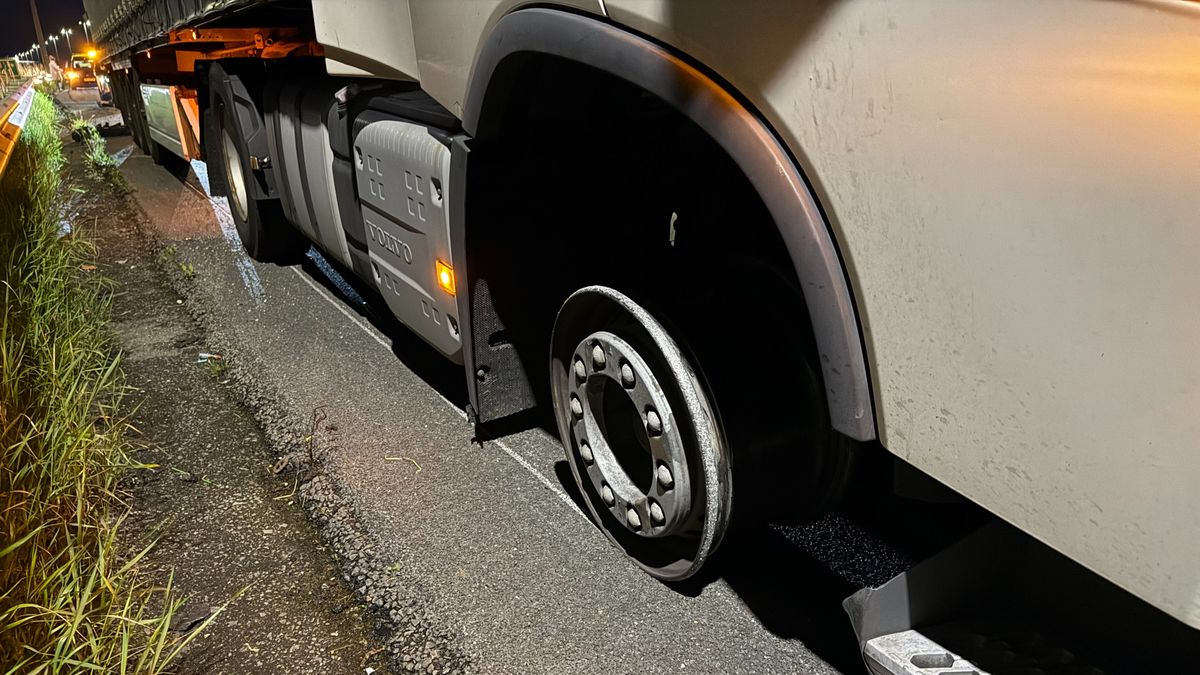 Vrachtwagen verliest band, auto's beschadigd in Deventer