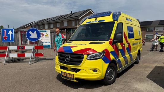 Persoon komt onder minigraver terecht Home