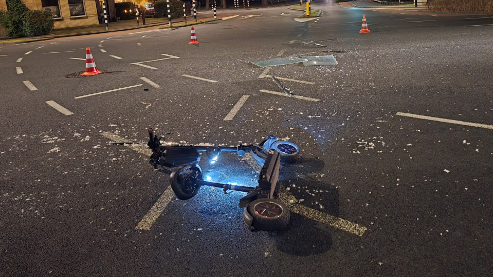 Een man met een step is woensdagavond in Dordrecht tegen de zijkant van een stadsbus gebotst.
