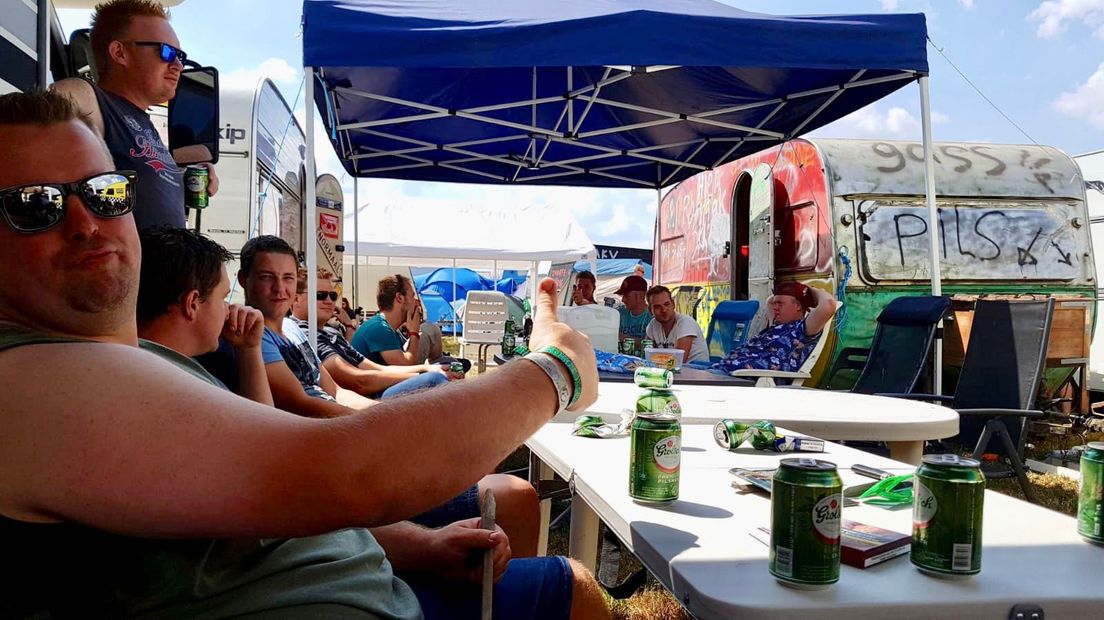 De files rond Lichtenvoorde zijn verdwenen als bier op de cross en de meeste campinggasten hebben hun plekje opgezocht. Het feest kan beginnen!