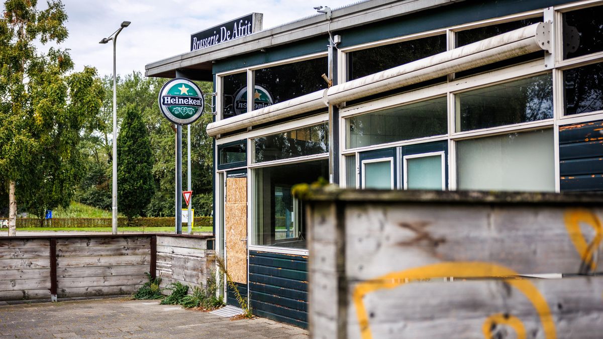 Verlaten restaurant staat te verpauperen, belangstelling voor tijdelijk gebruik