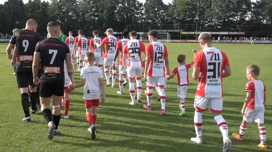 SC Erica en FC Emmen betreden het veld