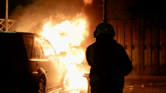 Auto gaat in vlammen op | Vertraging na ongeluk. Auto gaat in vlammen op | Vertraging na ongeluk.