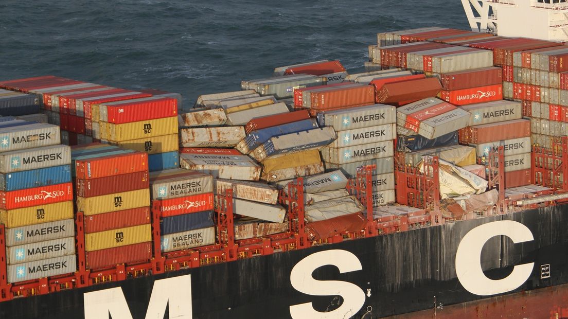 Het containerschip MSC Zoe nadat het containers verloor