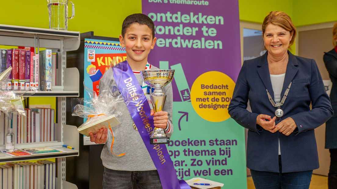 Nationale Voorleeskampioen Mohammed (12) na zijn overwinning bij de provinciale finale