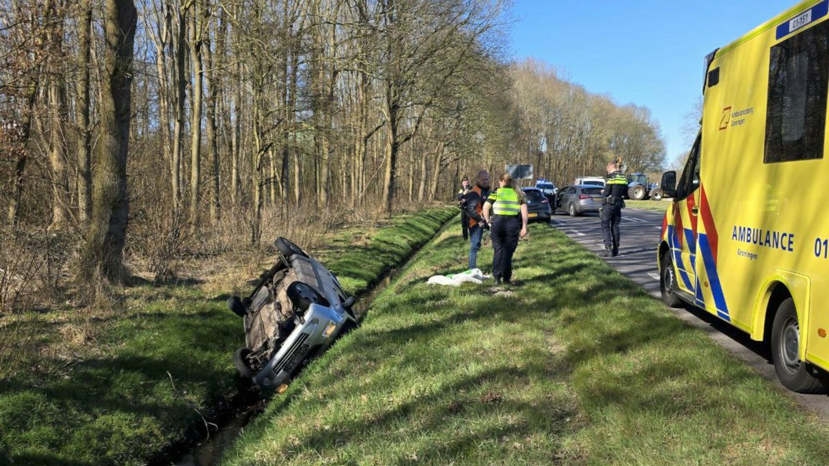Auto op de kop in sloot bij Gasselternijveen